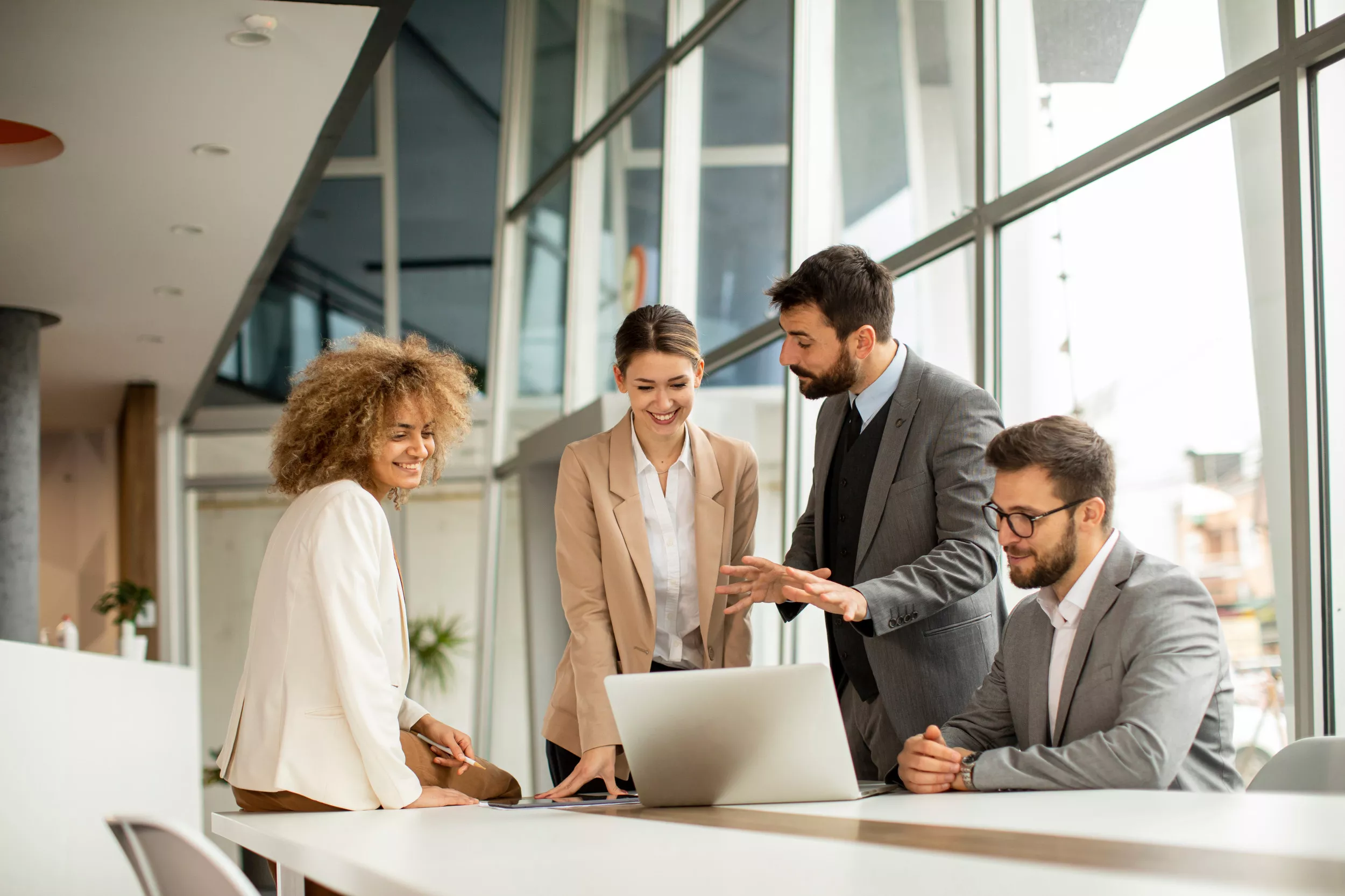 Why Financial Professionals Should Consider Working in the Office - Vimarsana News