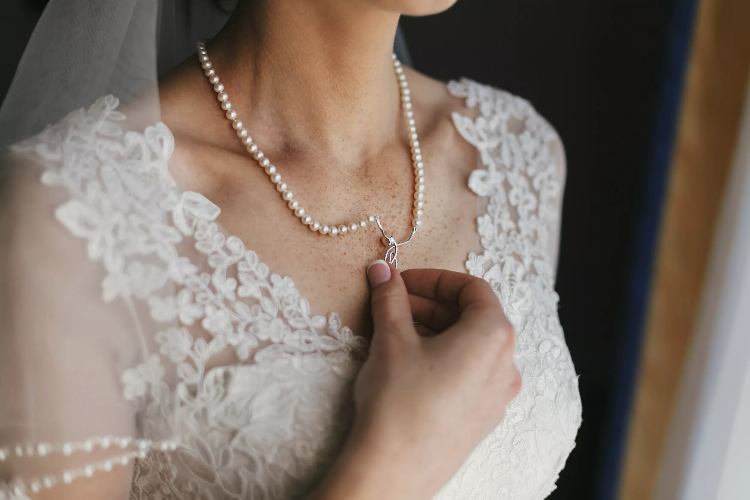 Woman Backed for Not Letting Stepsister Wear Dead Mom's Necklace in Wedding - Vimarsana News
