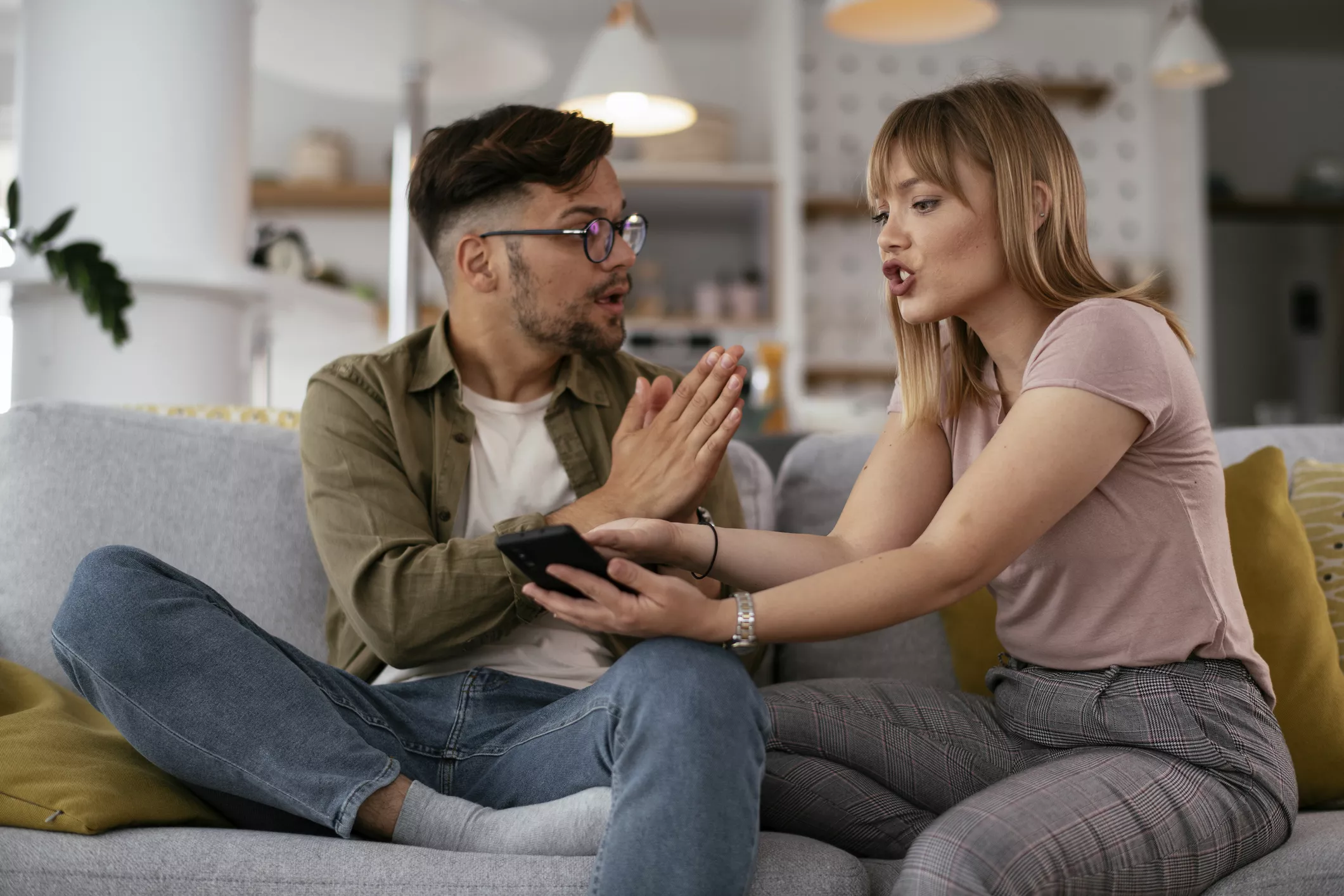 Man Who Labeled Girlfriend a 'Gold Digger' Slammed for Shirking Split Rent - Vimarsana News