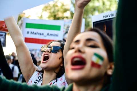 Iranian women protest against regime