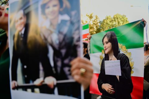 Iranian women protest against regime