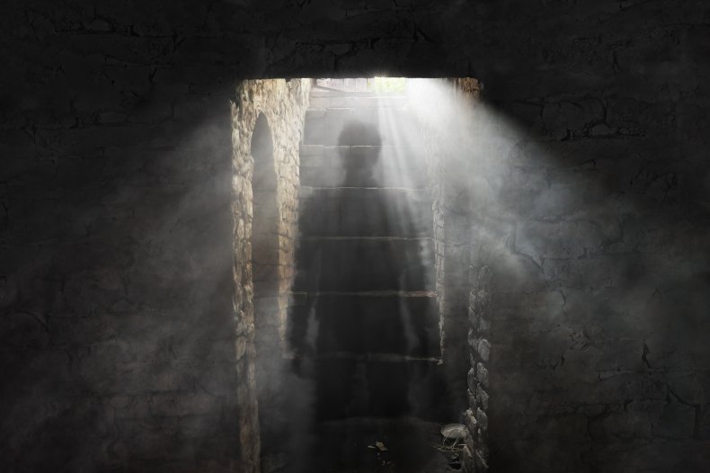 Comment TikTok attire les jeunes dans l'occulte 2 fantôme dans un donjon