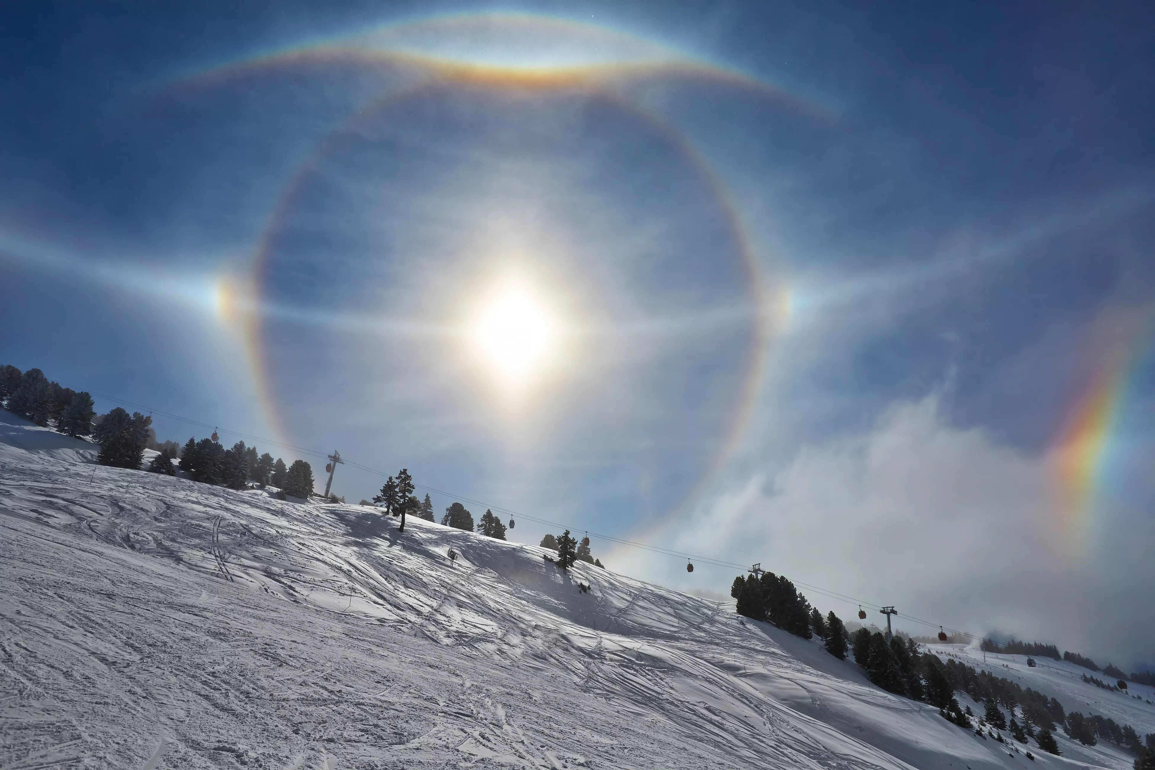 Very Rare Solar Halo and 'Sundogs' Filmed Over Mountain - Vimarsana News