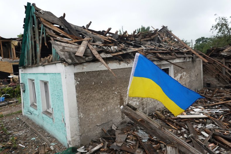 Cờ Ukraine trên ngôi nhà bị hư hại