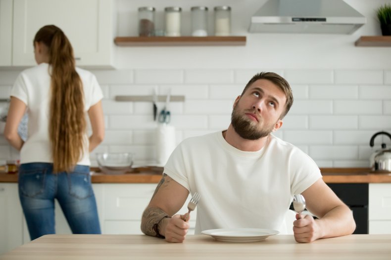 Uomo arrabbiato con la ragazza per i piatti a base di latte