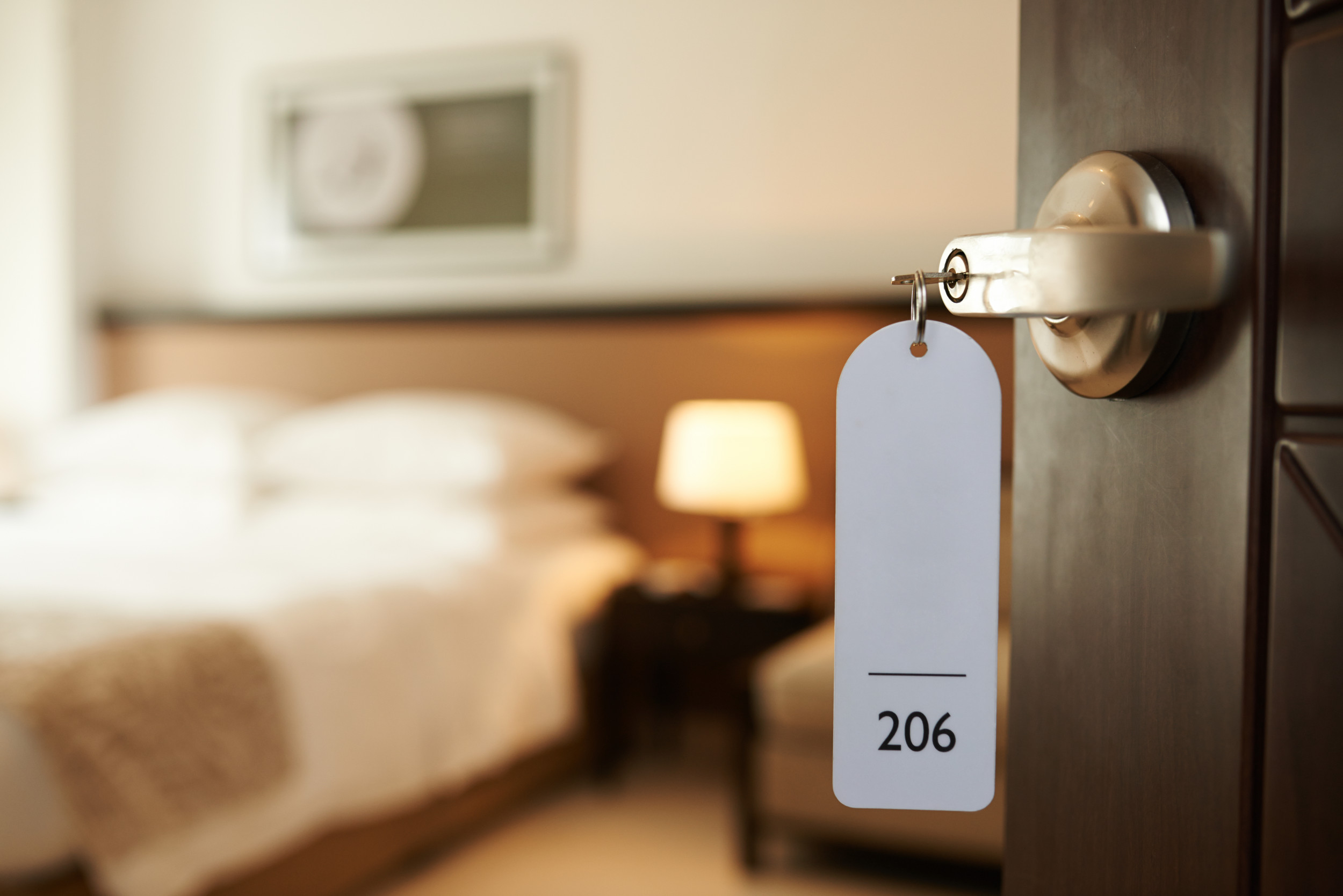 Flight Attendant Shares Security Checklist for Sketchy Hotel Rooms photo