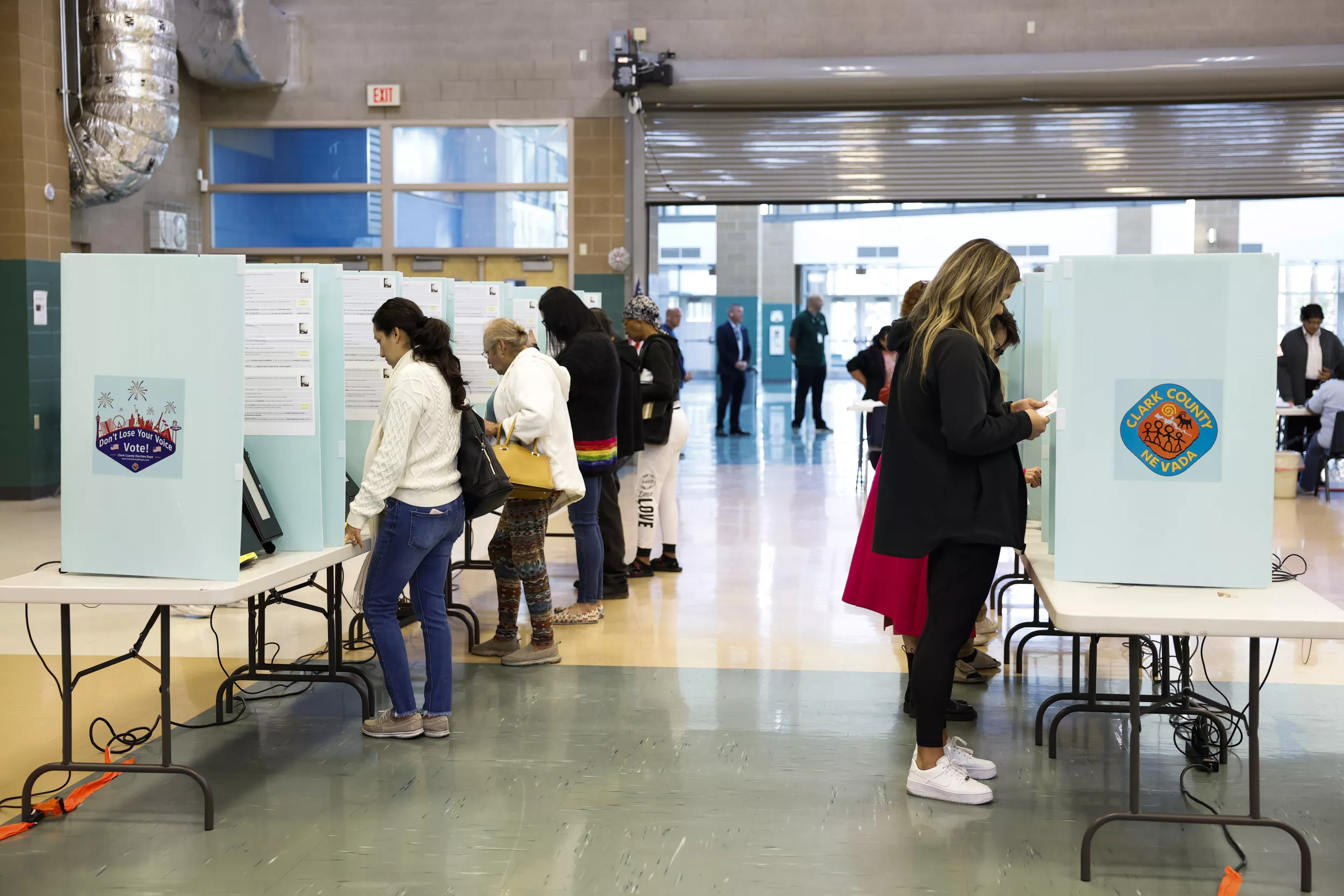 'Stay in Line' Trends as Voters Face Technical Issues Nationwide - Vimarsana News