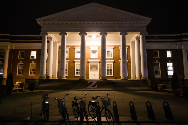  Lichter beleuchten ein Gebäude von UVA
