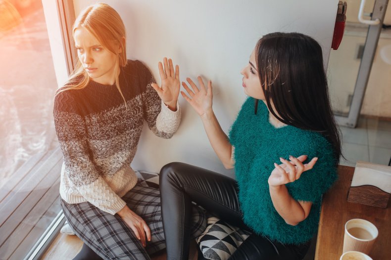 Due donne che discutono vicino alla finestra.