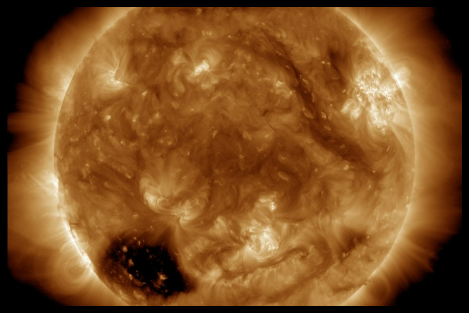 Powerful Bombs and Solar Snake Appear on Surface of Sun Powerful Bombs and Solar Snake Appear on Surface of Sun