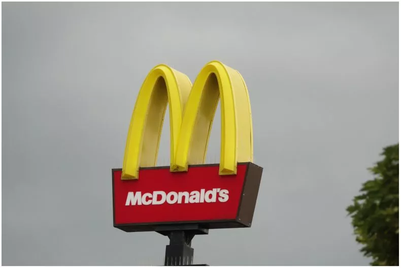 McDonald’s worker with brass knuckles attacks teenager in restaurant McDonald’s worker with brass knuckles attacks teenager in restaurant