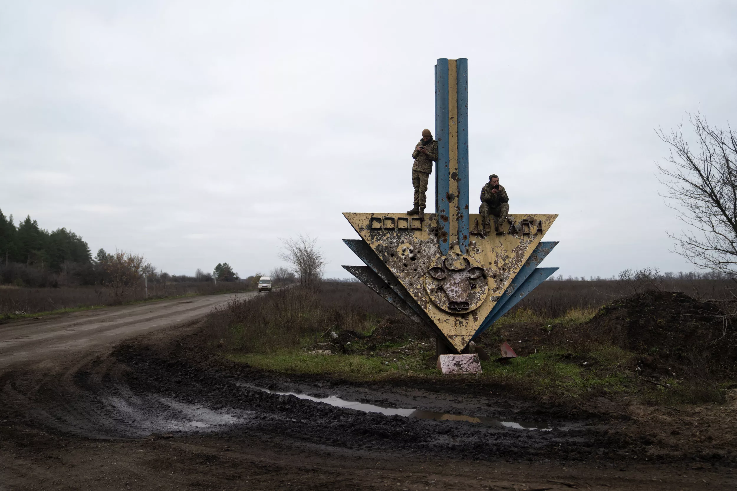 Putin in 'Dire Straits' as Russia Fortifies Border Near Ukraine's Kharkiv - Vimarsana News