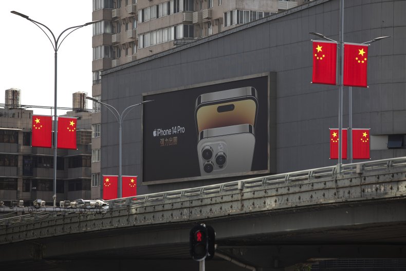 China Locks Down Zhengzhou iPhone City