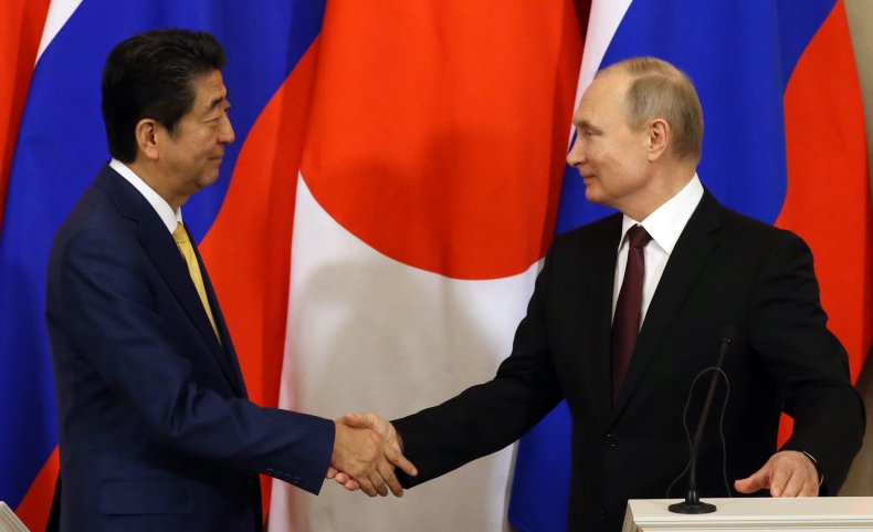 Russian President Vladimir Putin and Shinzo Abe