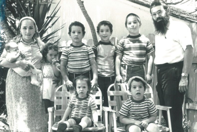 Rabbi Gershon Schusterman with his Family