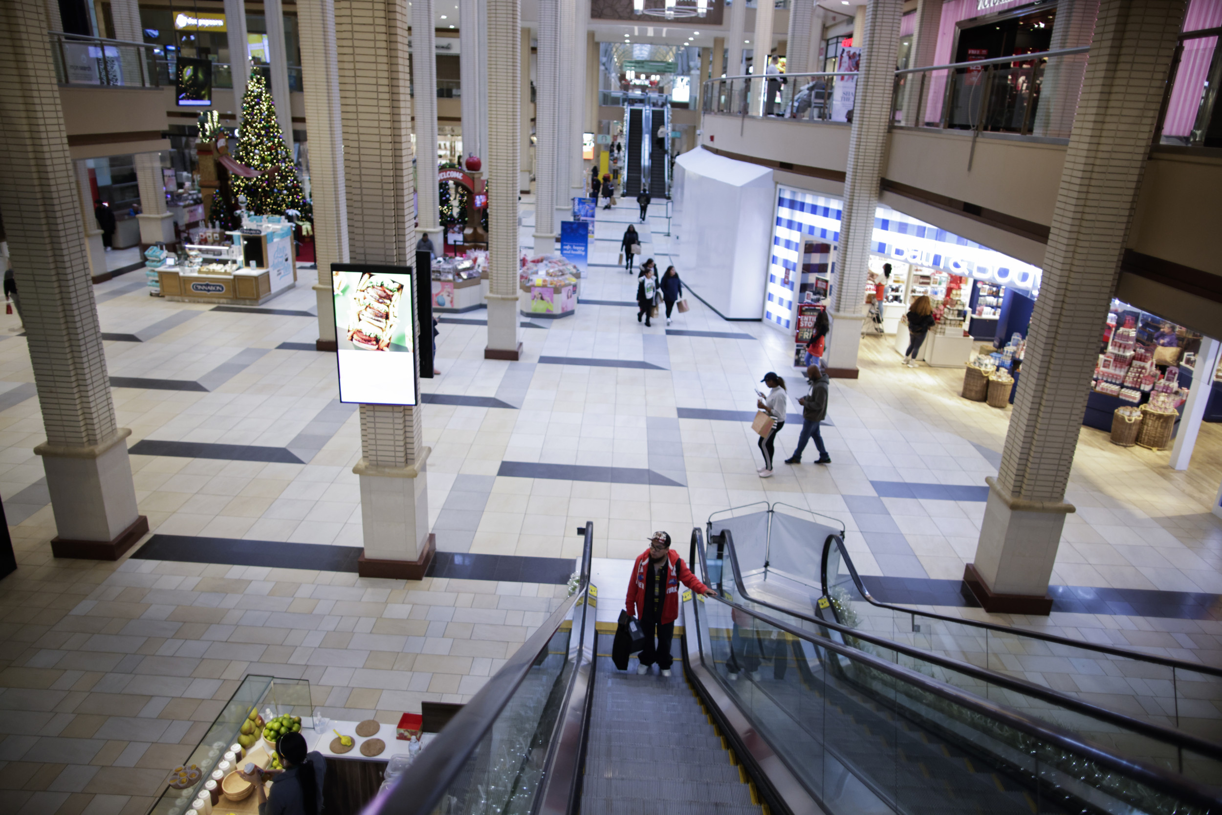 Thin Black Friday crowds mark U.S. holiday shopping kickoff