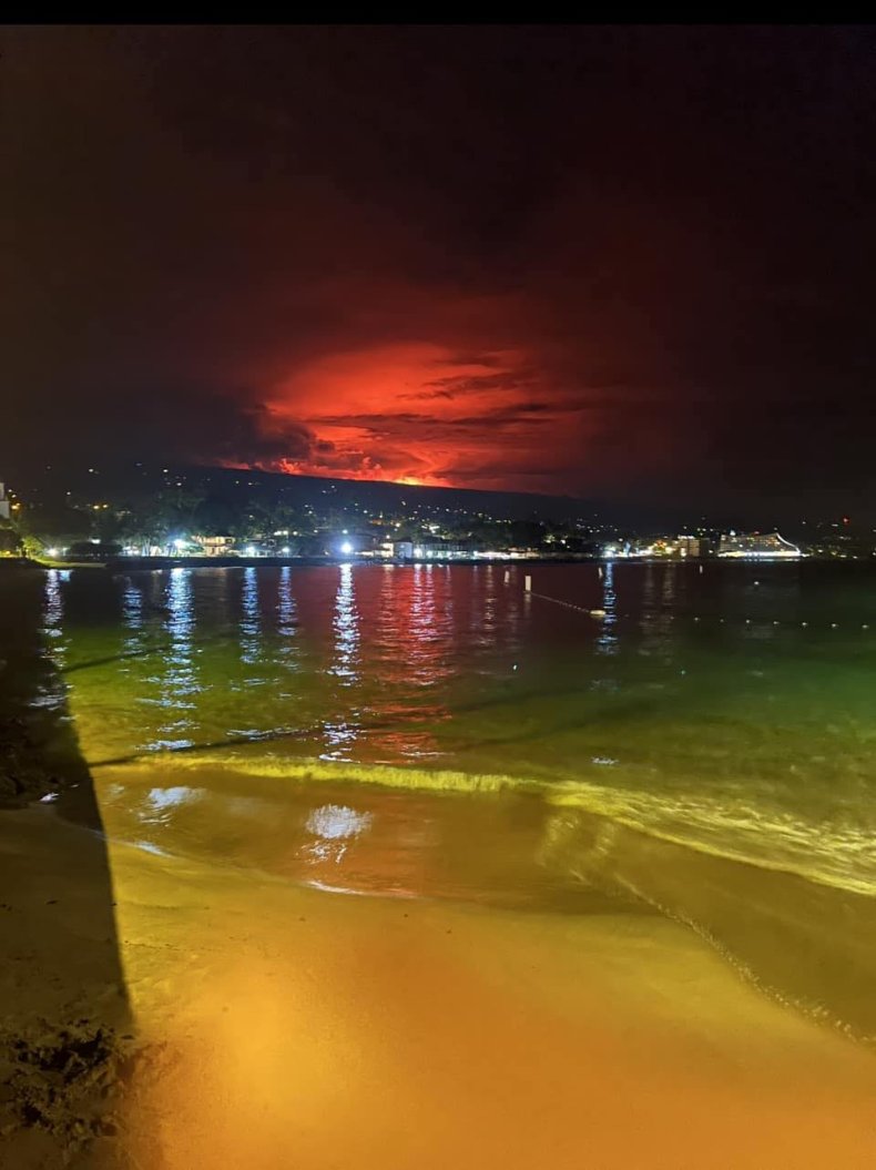 Cielo di bagliore rosso molto eruzione di montagna
