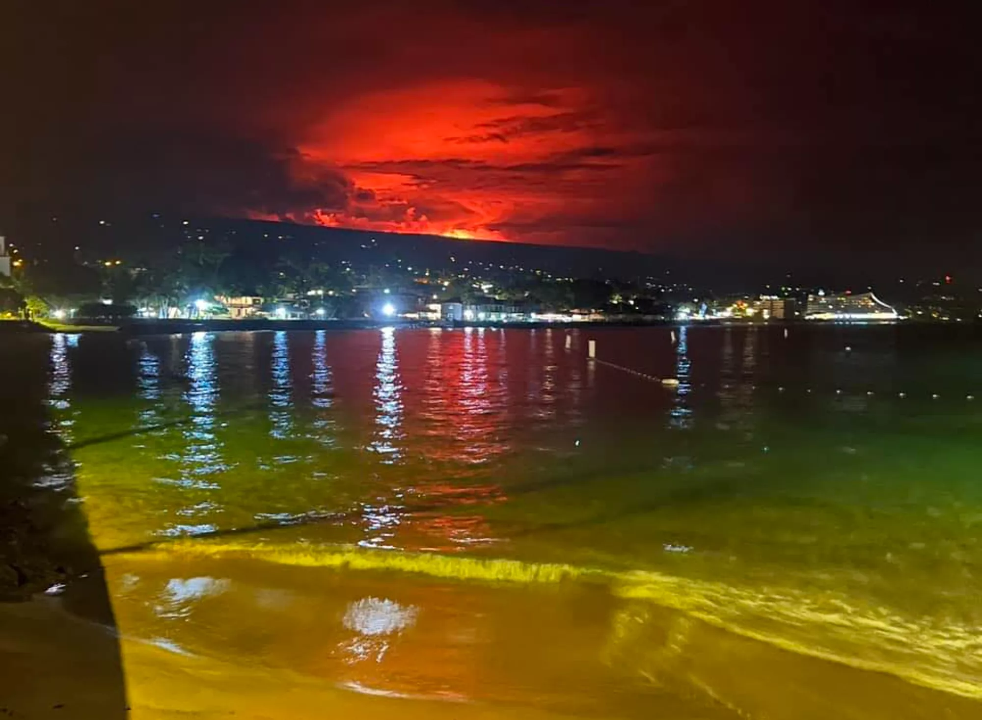 Mauna Loa Spewed Lava Up to 200 ft in Sky, 'Massive Glow' Seen From Caldera - Vimarsana News