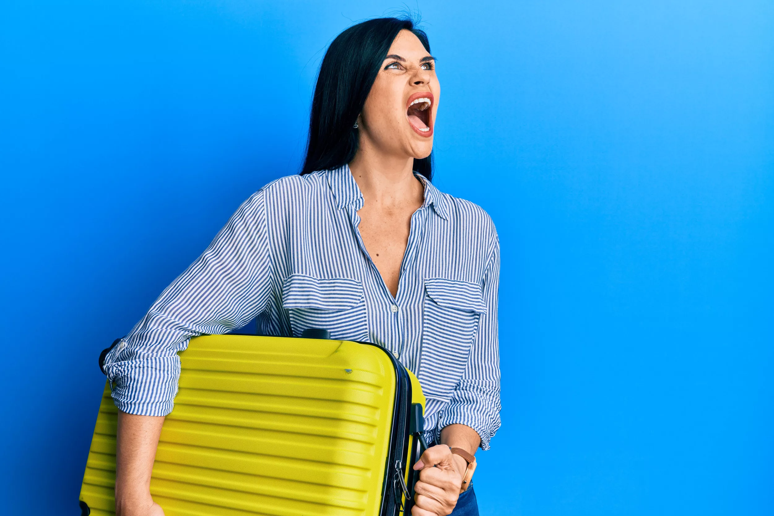 Man Pretending Not To Know Fiancé After Her 'Meltdown' on a Plane Cheered - Vimarsana News