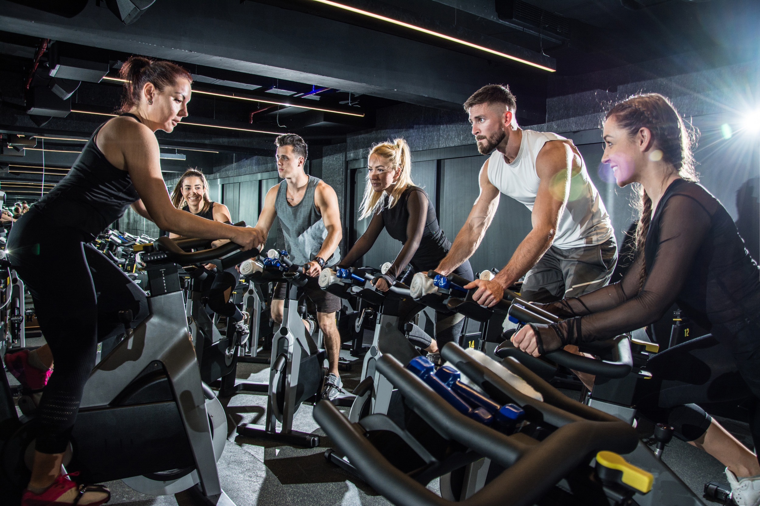 Spin class. Сайкл тренировка. Групповые занятия сайклинг. Памп сайкл. Фитнес группа людей.