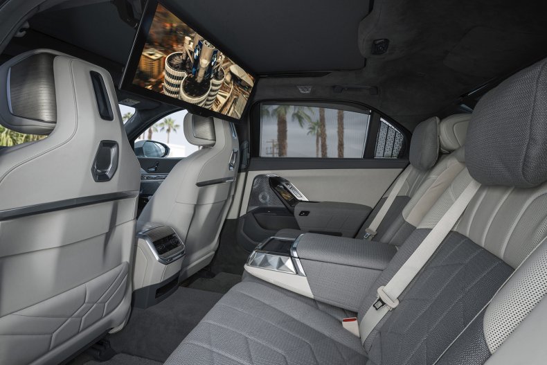 2023 BMW i7 xDrive60 interior screen