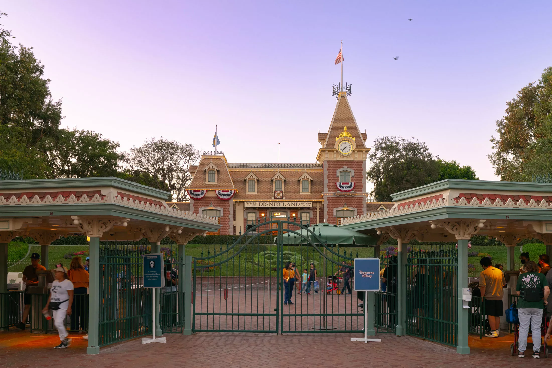 Man Writes 'Final' Facebook Post Before Fatal Fall at Disneyland - Vimarsana News