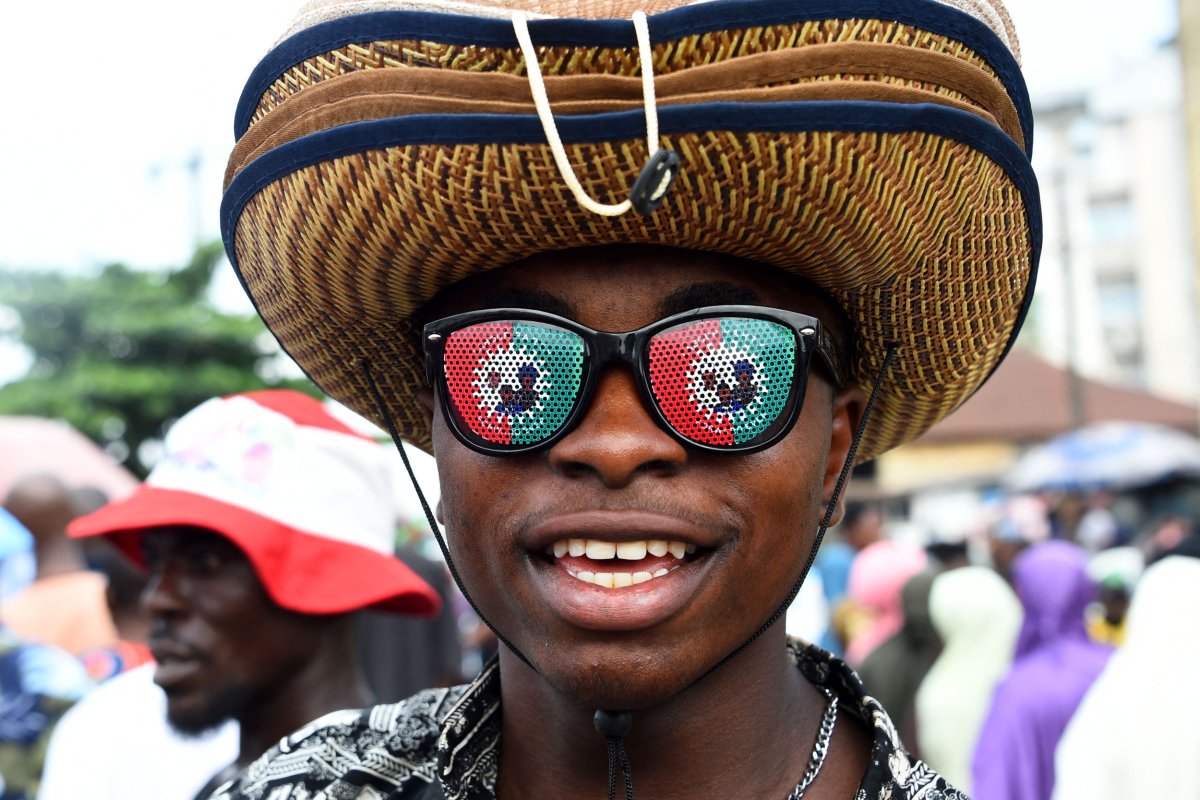 A street vendor wears goggles