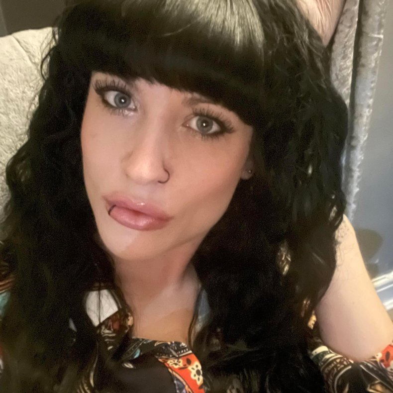 Ibu Tiga Anak Wednesday Adams, Lahir Charlotte Adams