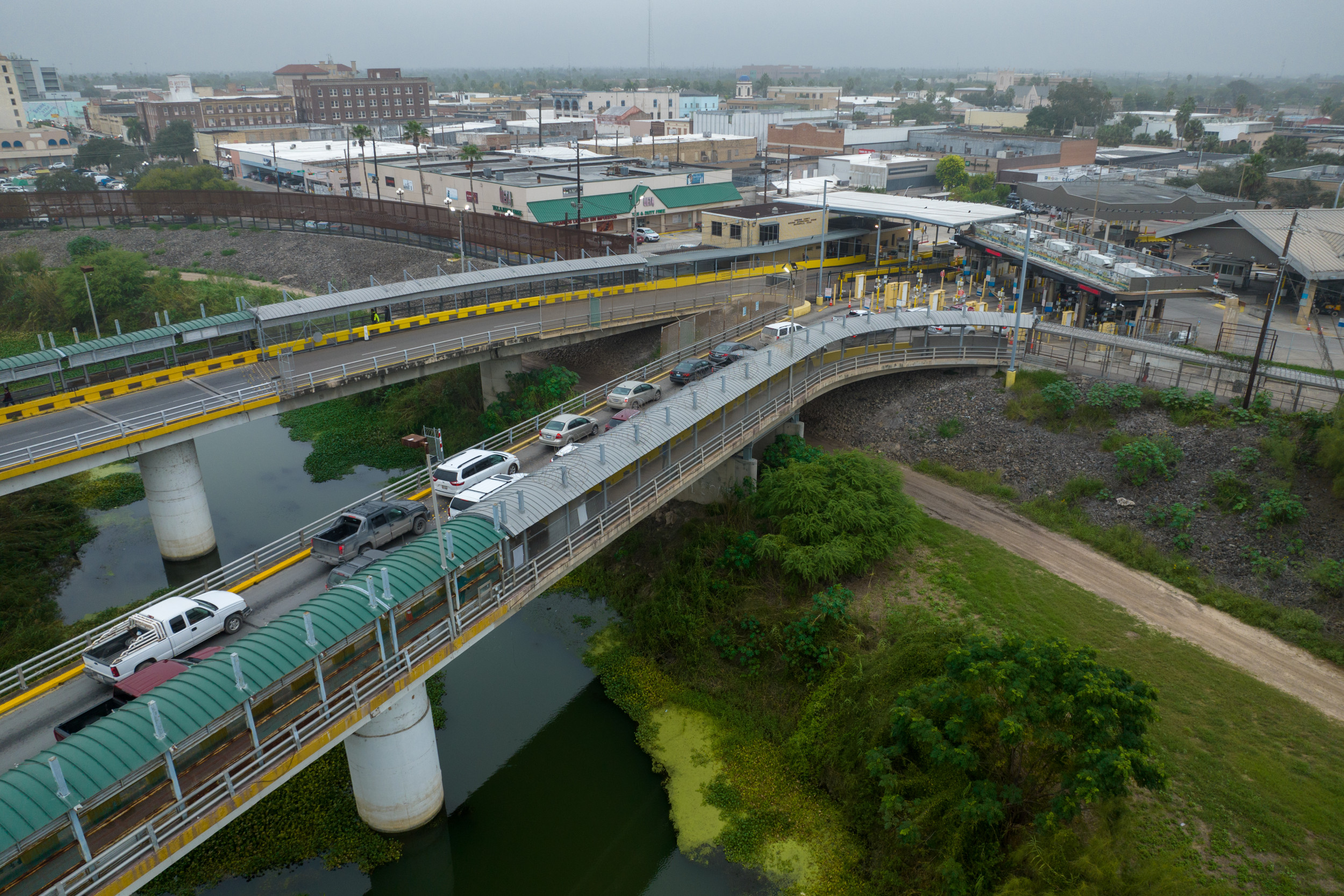 Texas Border Video Shows Hundreds of Migrants Illegally Cross Over