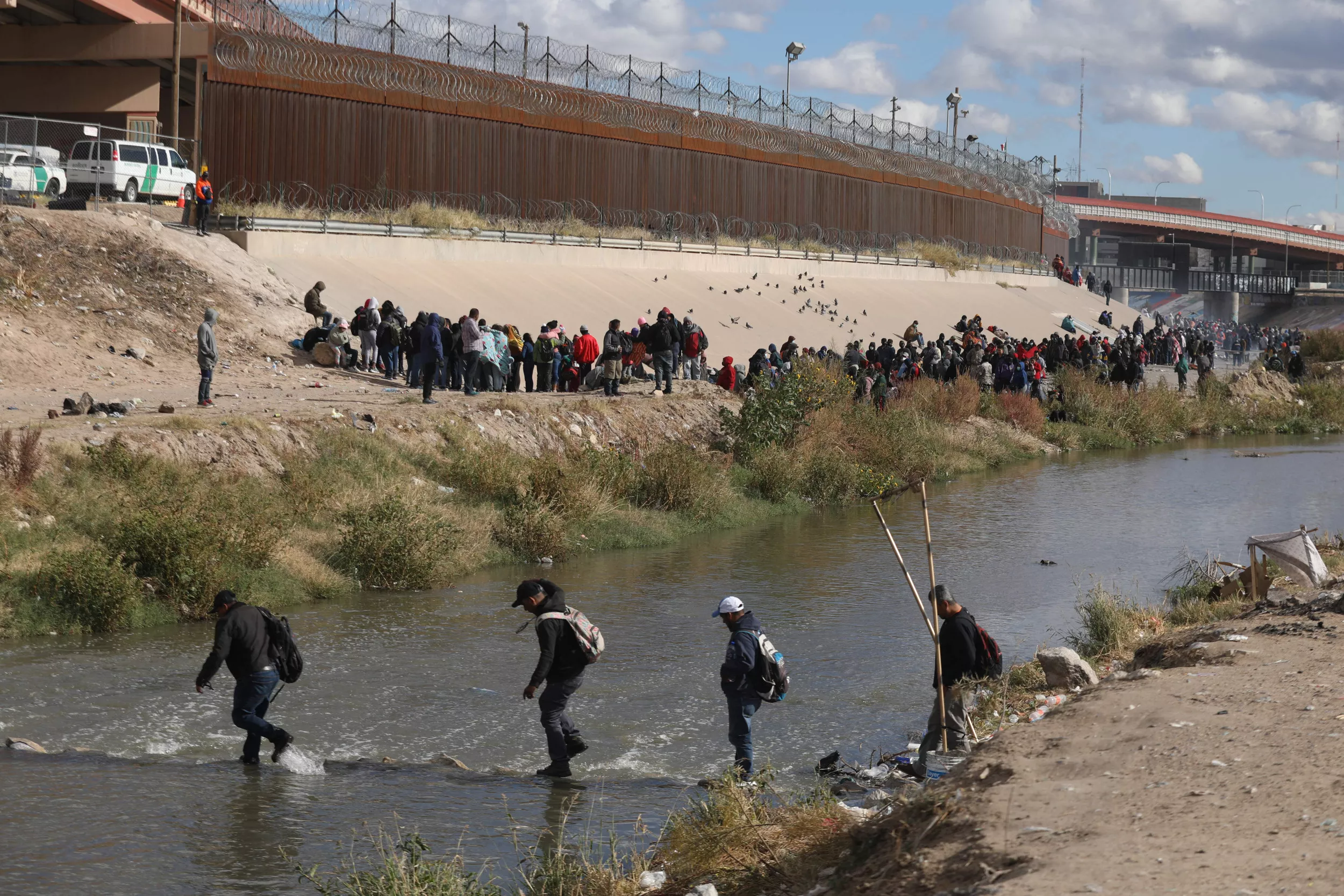 El Paso Residents Speak Out at Texas Border as Migrant Crossings Surge - Vimarsana News