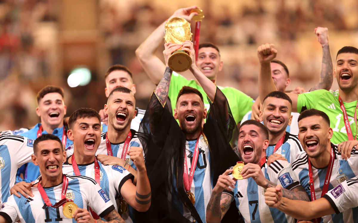 Lionel Messi lifts the World Cup.