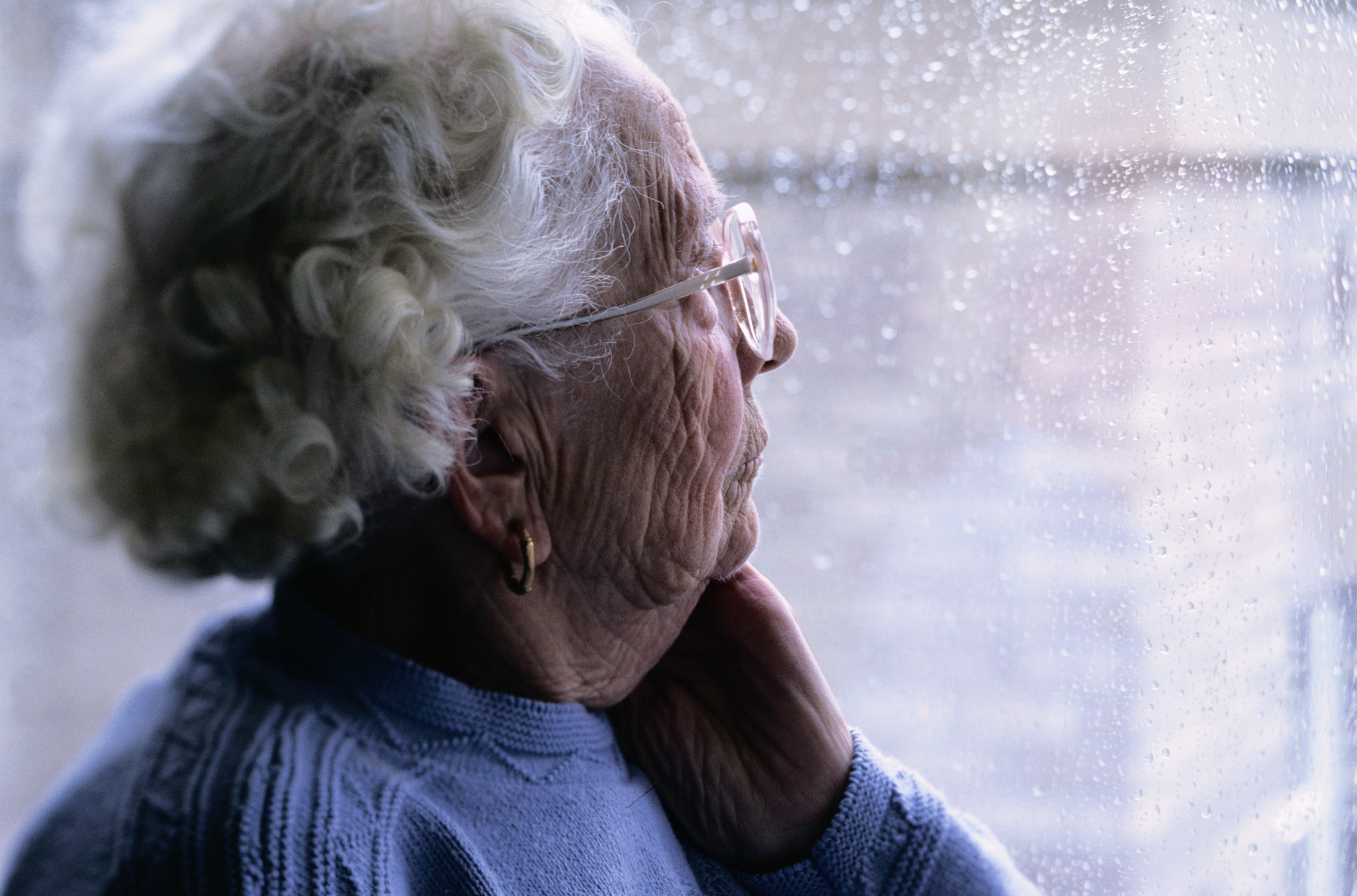 Лечение депрессии у пожилых. Депрессия у пожилых людей. Депрессия у людей пожилого возраста. Одиночество пожилых. Пожилая женщина в депрессии.