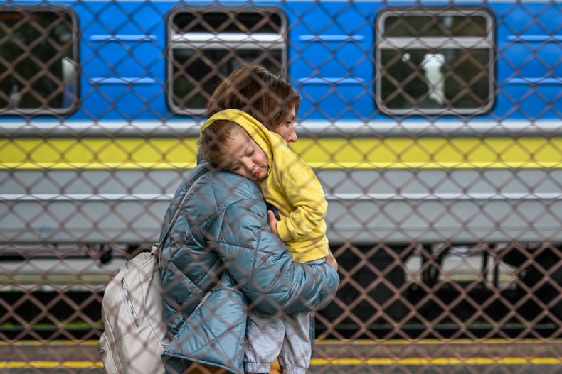 Phụ nữ và trẻ em Ukraine đi tàu đến Ba Lan