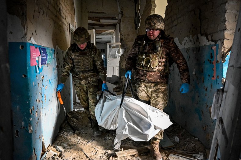 Ukrainian soldiers carry dead Russian soldier Kharkiv