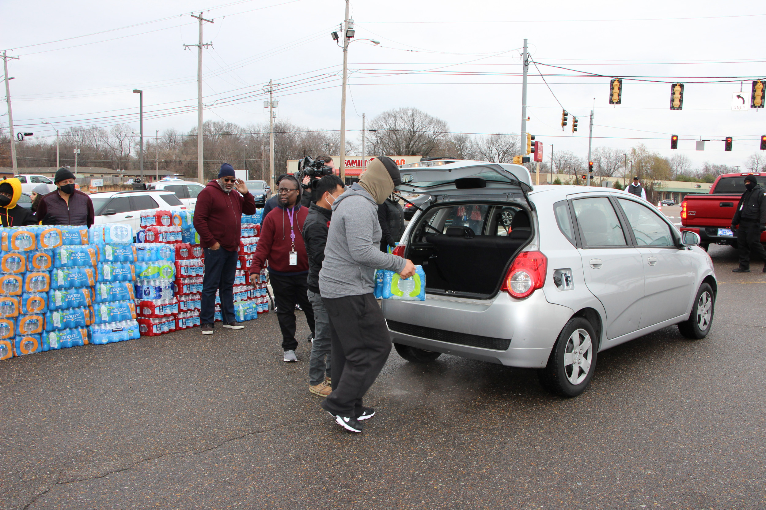 Hundreds Line Up for Water in Memphis as Winter Storm Damages Pipes