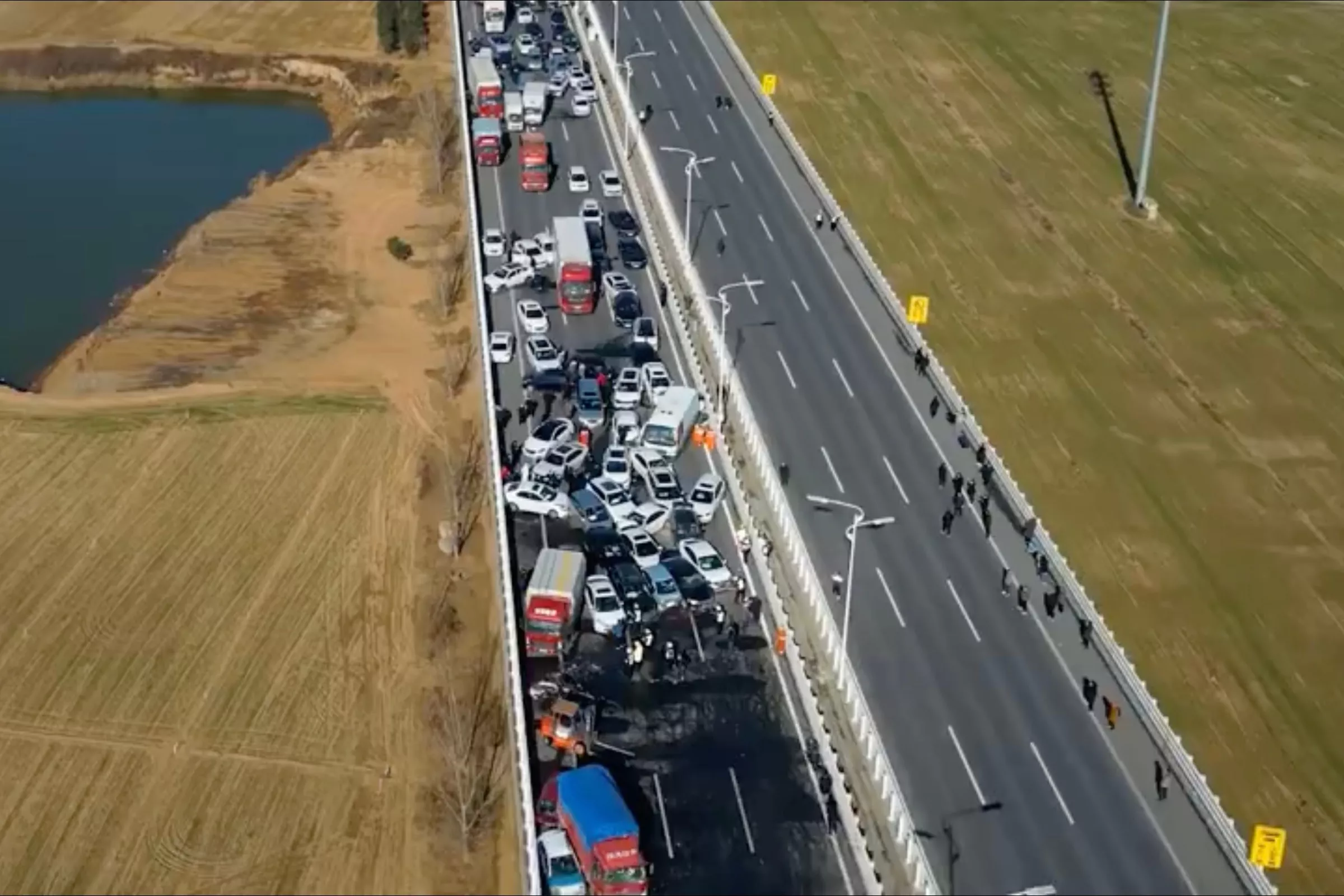 Colossal 200-Vehicle Pileup After Fog Descends on Bridge, Videos Show - Vimarsana News