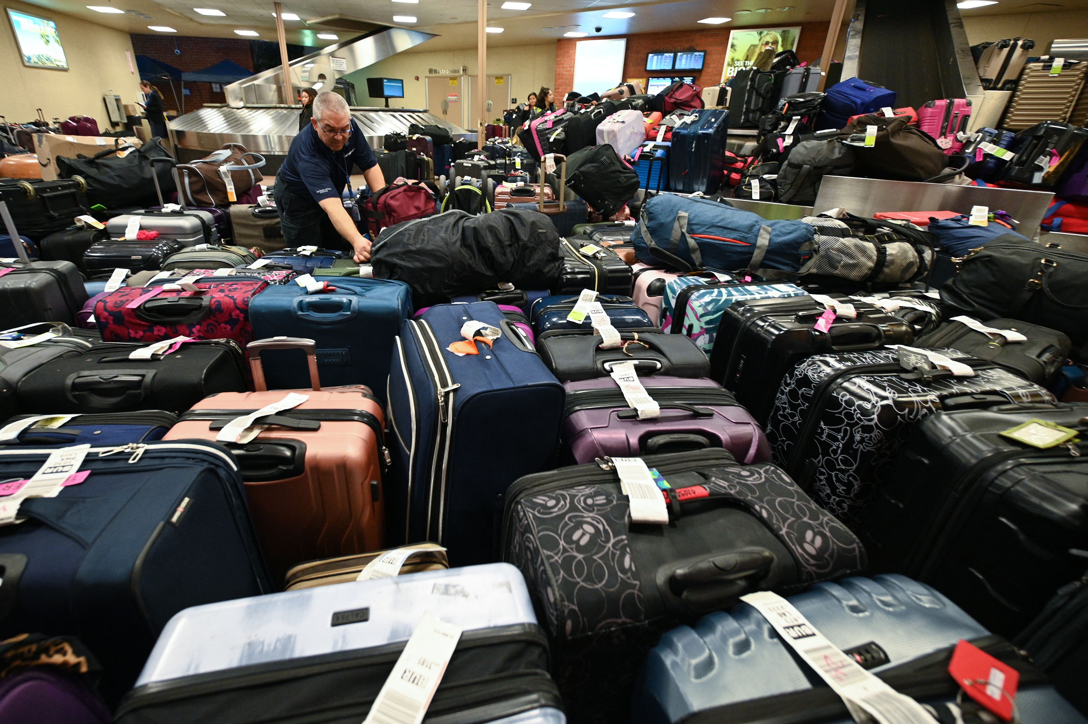 Luggage, passengers stranded in Las Vegas as flights continue to