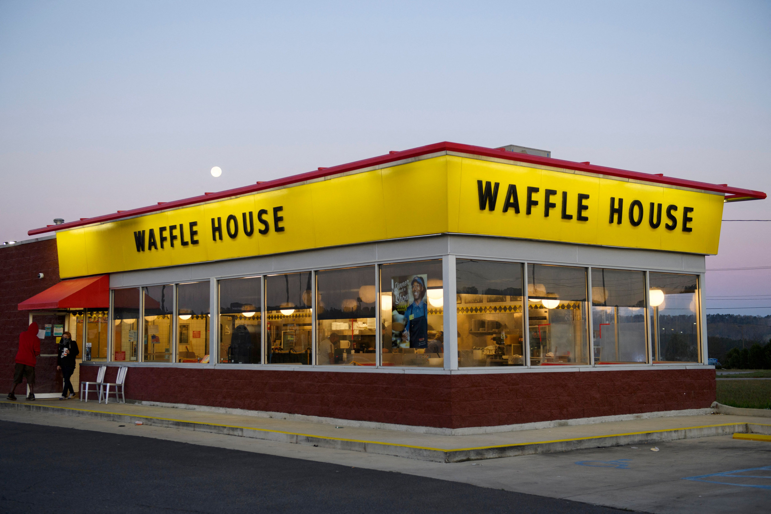 Video of Waffle House Worker Blocking Metal Chair Mid Fight Viewed 1M