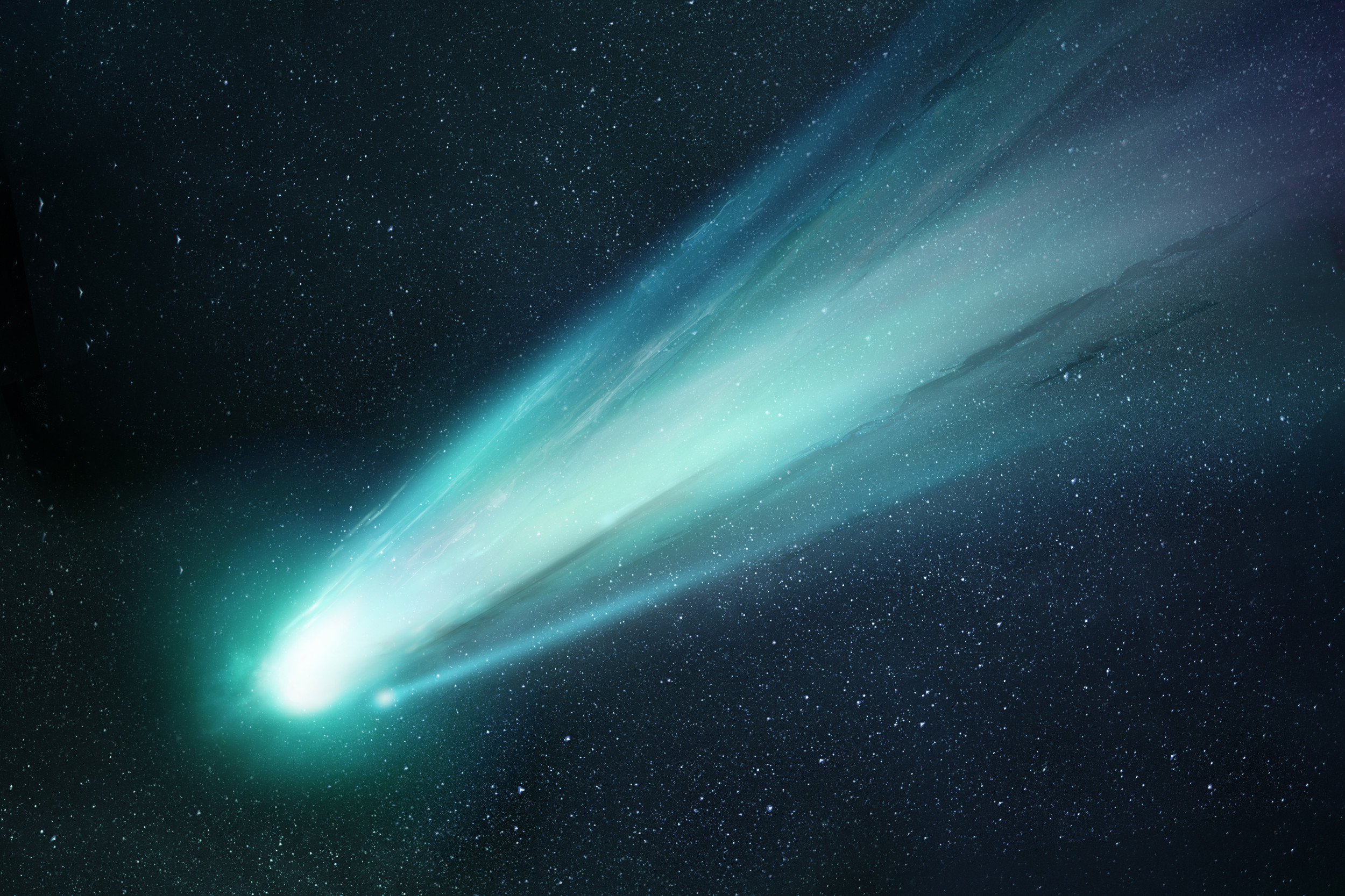 Комета на фоне вечернего неба
