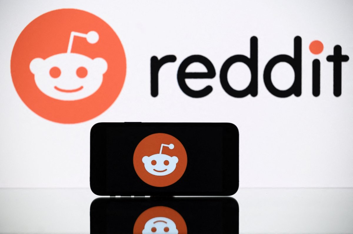 Smartphone in front of Reddit logo