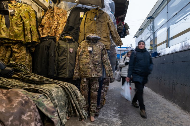Uniformes militaires ukrainiens dans l'échoppe de marché de Kyiv