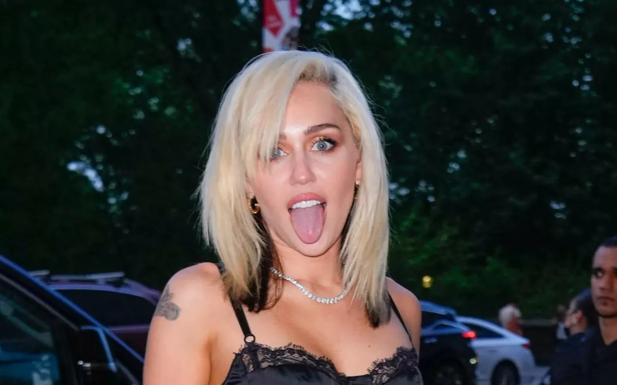 Miley Cyrus Fans Say 'Flowers' References Other Song That's Not Bruno Mars - Vimarsana News