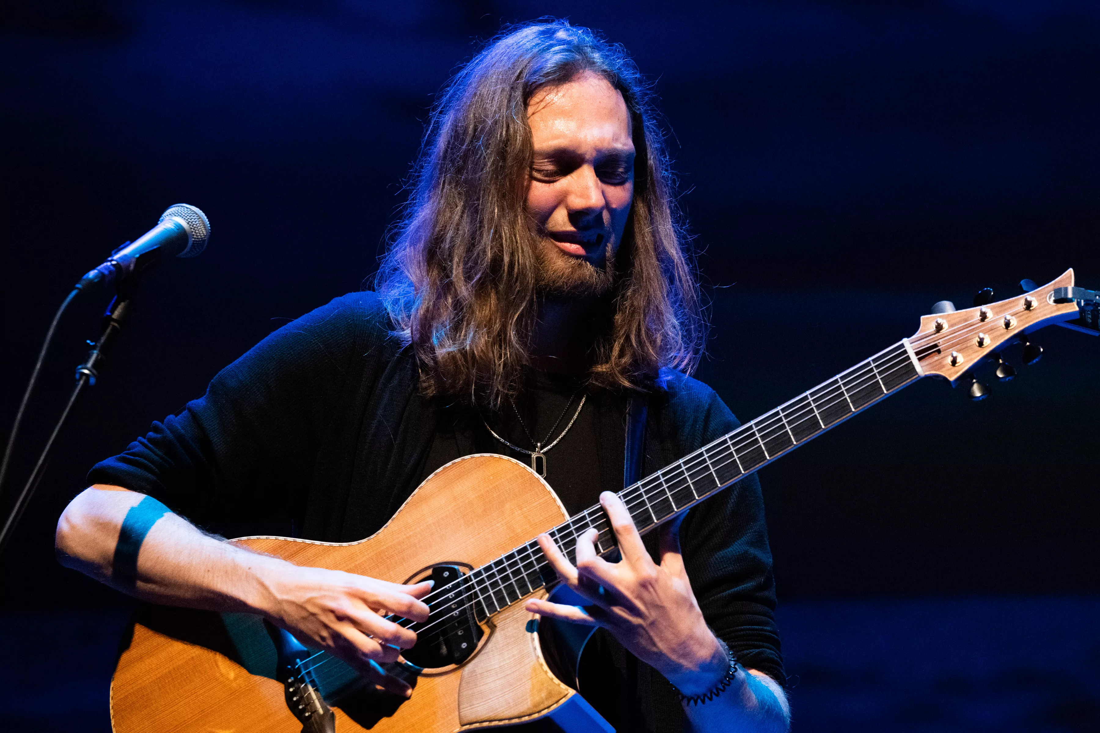 Profound Acoustic Guitar With Mike Dawes - Vimarsana News
