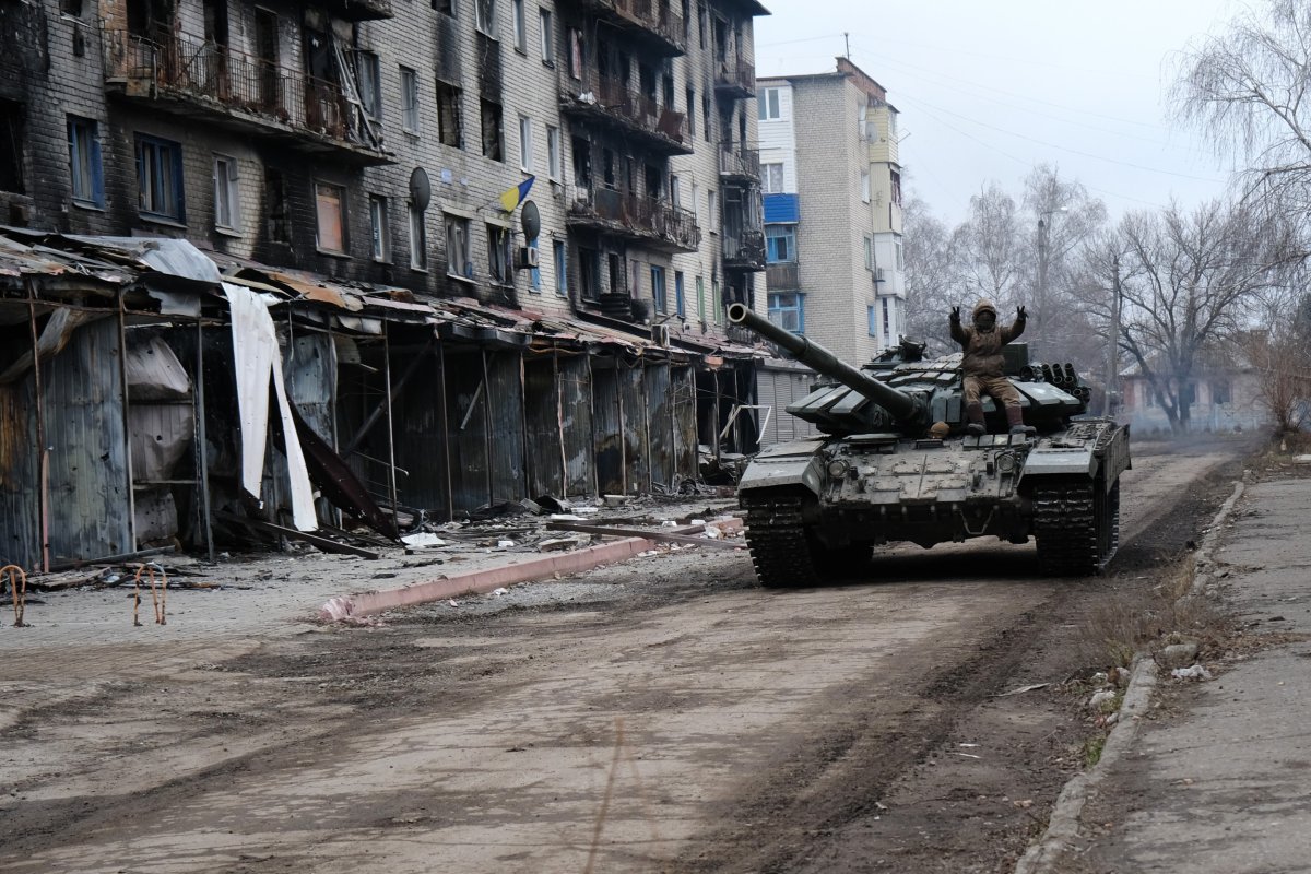 Ukrainian tank drives through Siversk