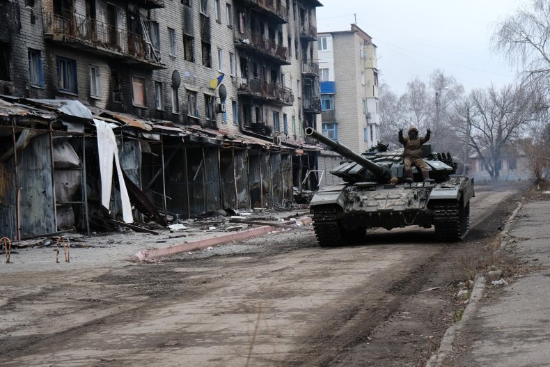 Ukrainian tank drives through Siversk