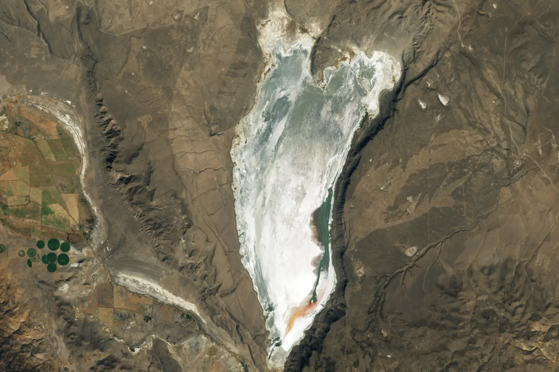 Shocking Images Show Plummeting Water Levels at Oregon Lake - Vimarsana News