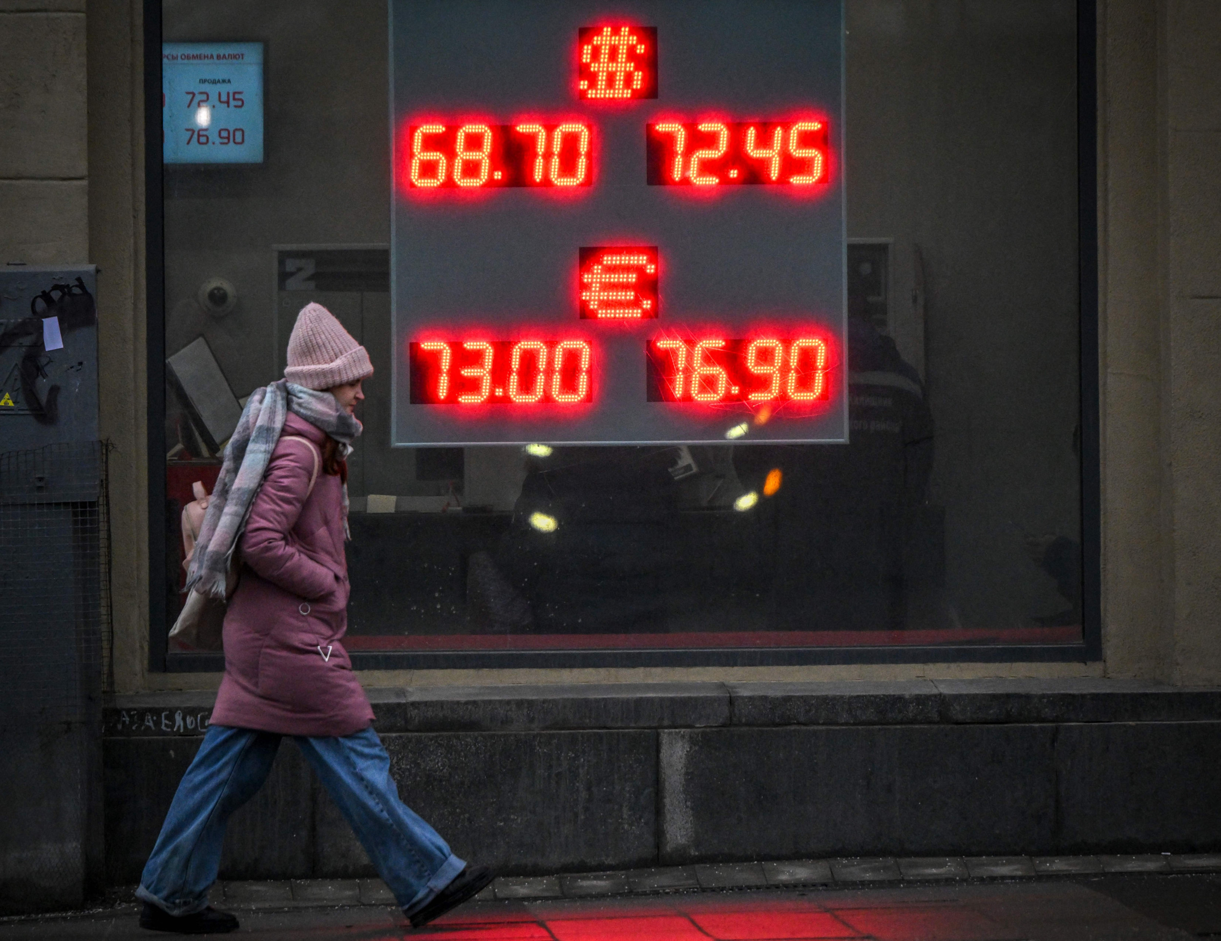 Russia S Economy Forecast To Outperform U S Within Two Years Newsweek   Russian Ruble Us Dollar 