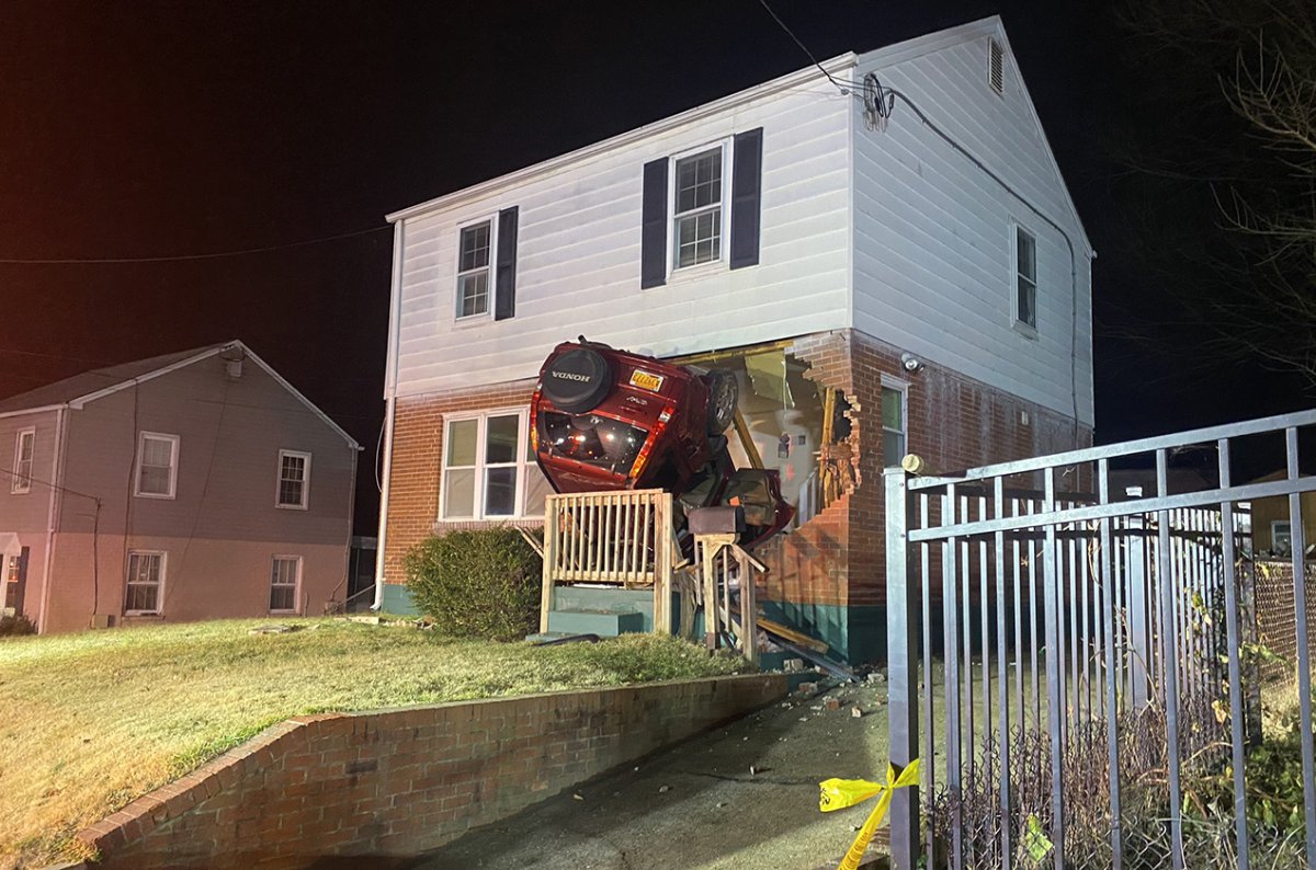 Car crash into house 01