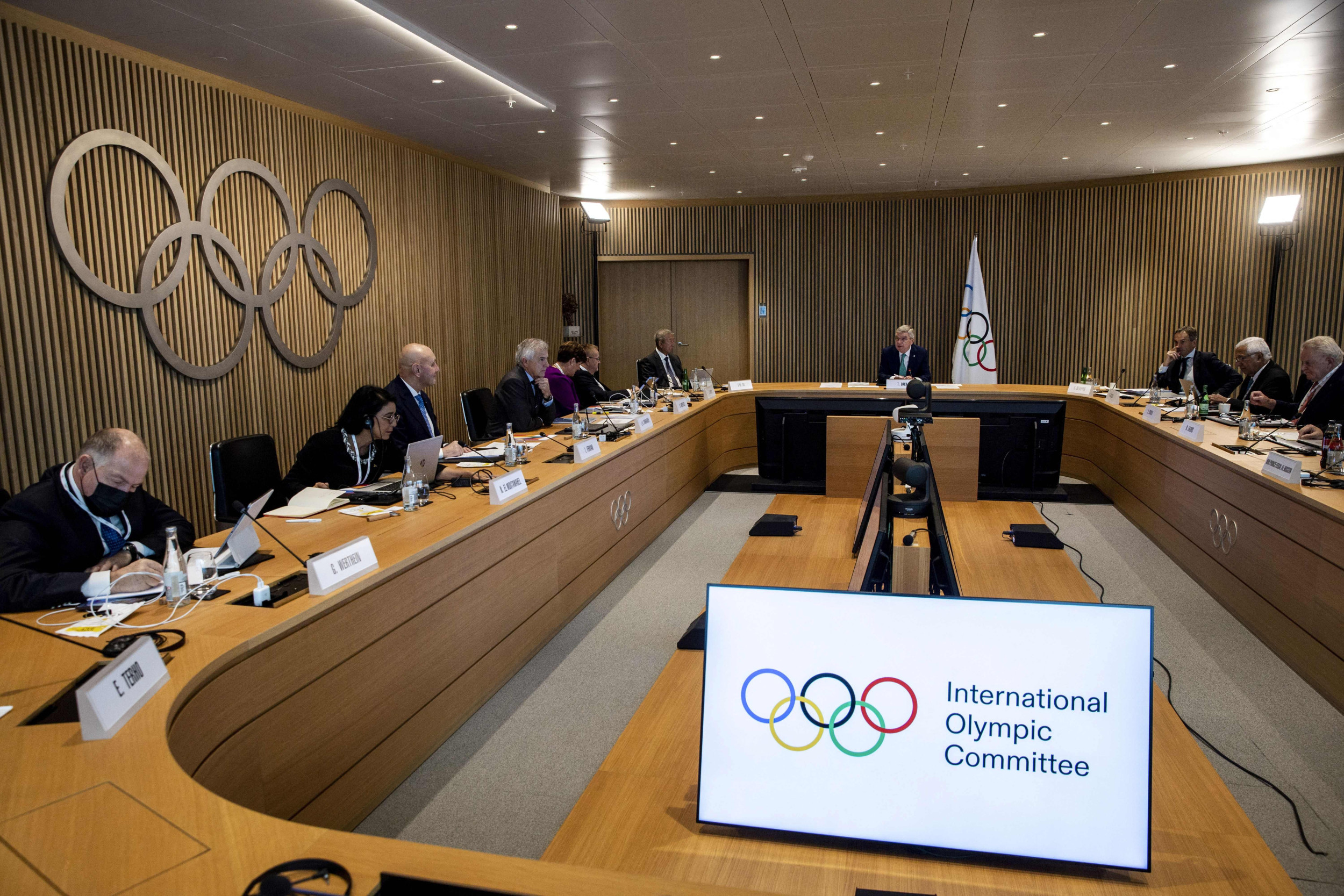 IOC says sanctions for Russian, Belarusian Olympians are “not negotiable”