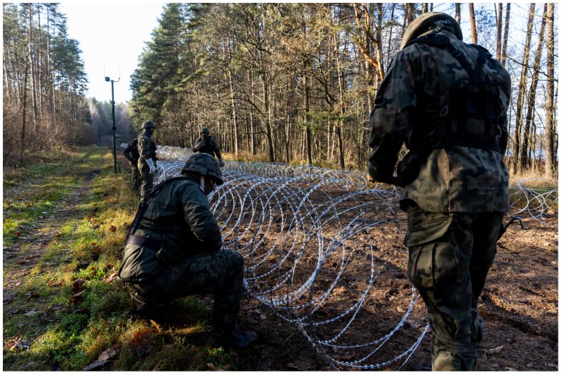 Polish soldiers installing a border fence